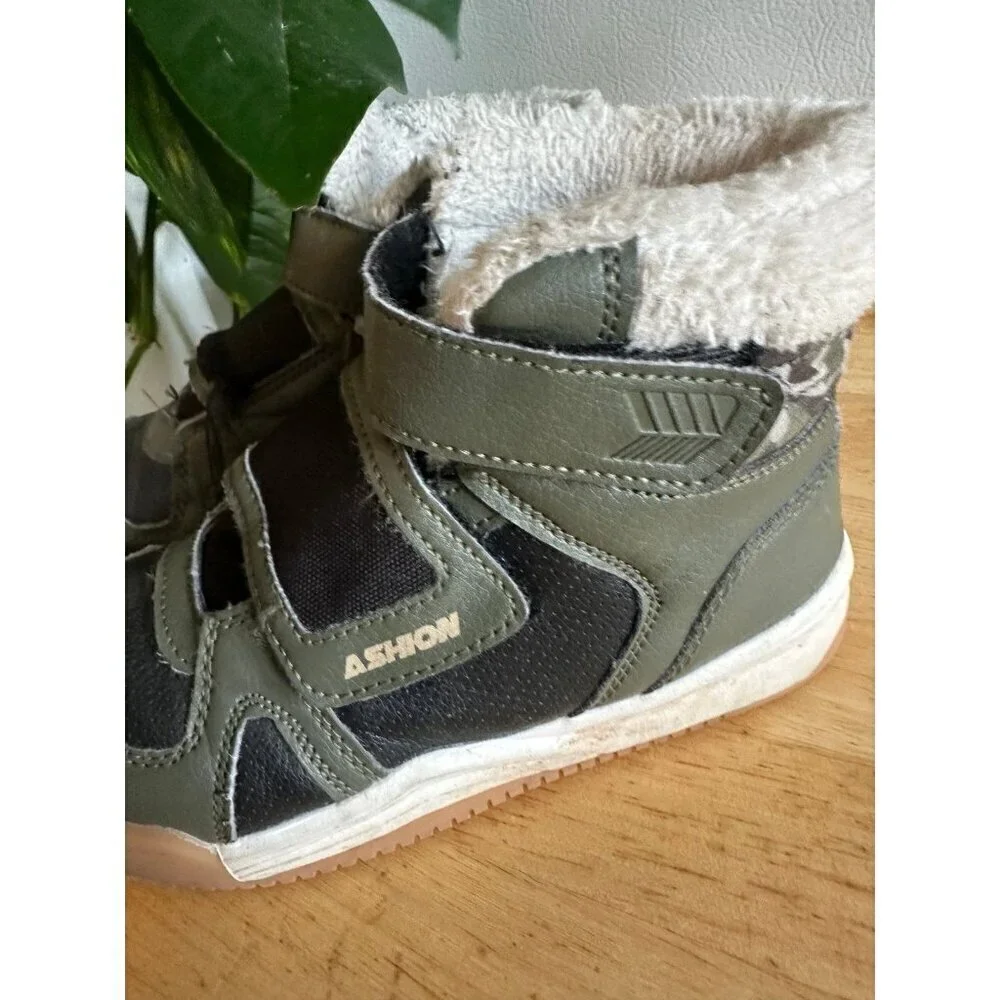 Kid’s size 2.5 fashion sneakers